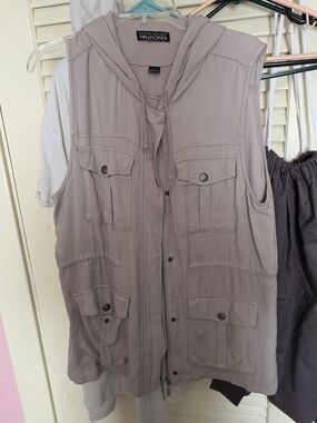 Wallflower Hooded Sleeveless Utility Vest in Light Mauve